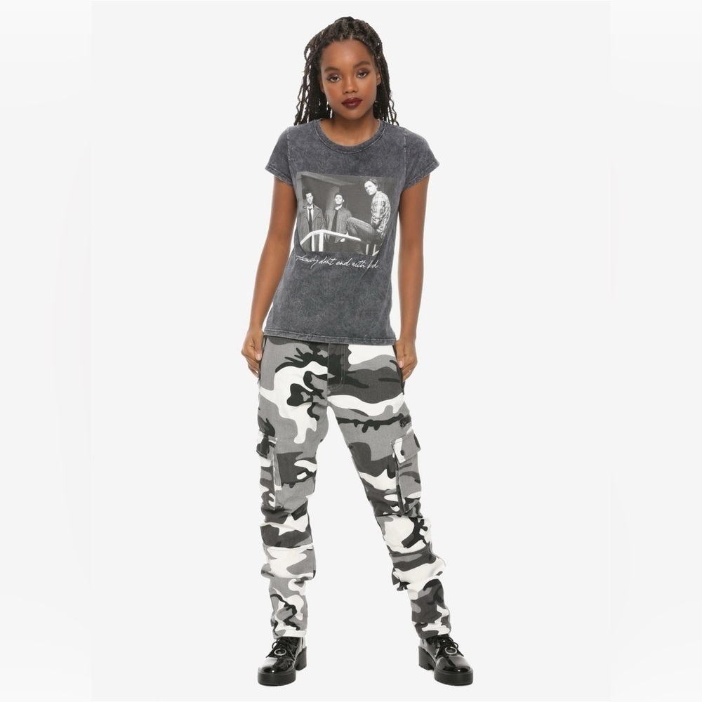 Hot Topic Supernatural Family Blood Acid Wash Girls 2XL SS T-Shirt Women’s S-M - Picture 2 of 10
